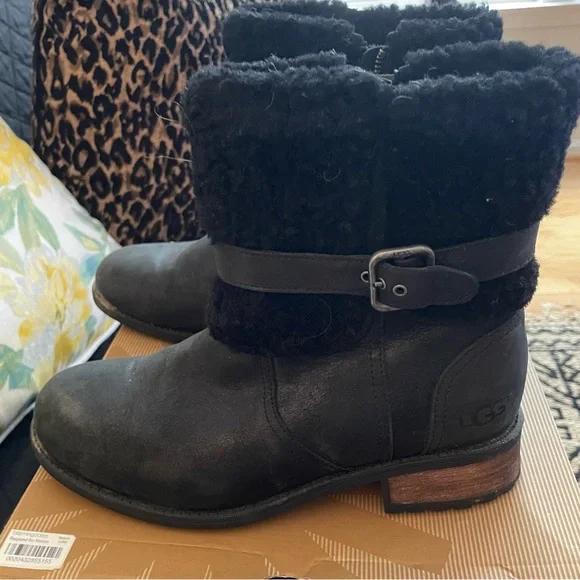 UGG Womens Short Boot Size 8.5 Blayre II Black Fur Wood Heel Buckle - Picture 13 of 14
